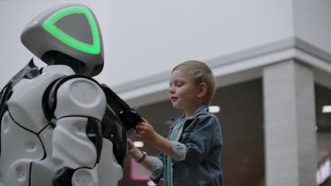 Humanoider-Roboter-Spricht-Mit-Kind-Auf-Technologieausstellung.-Der-Ausstellungspark-Der-Roboter.-Humanoider-Roboter-Spricht-Mit